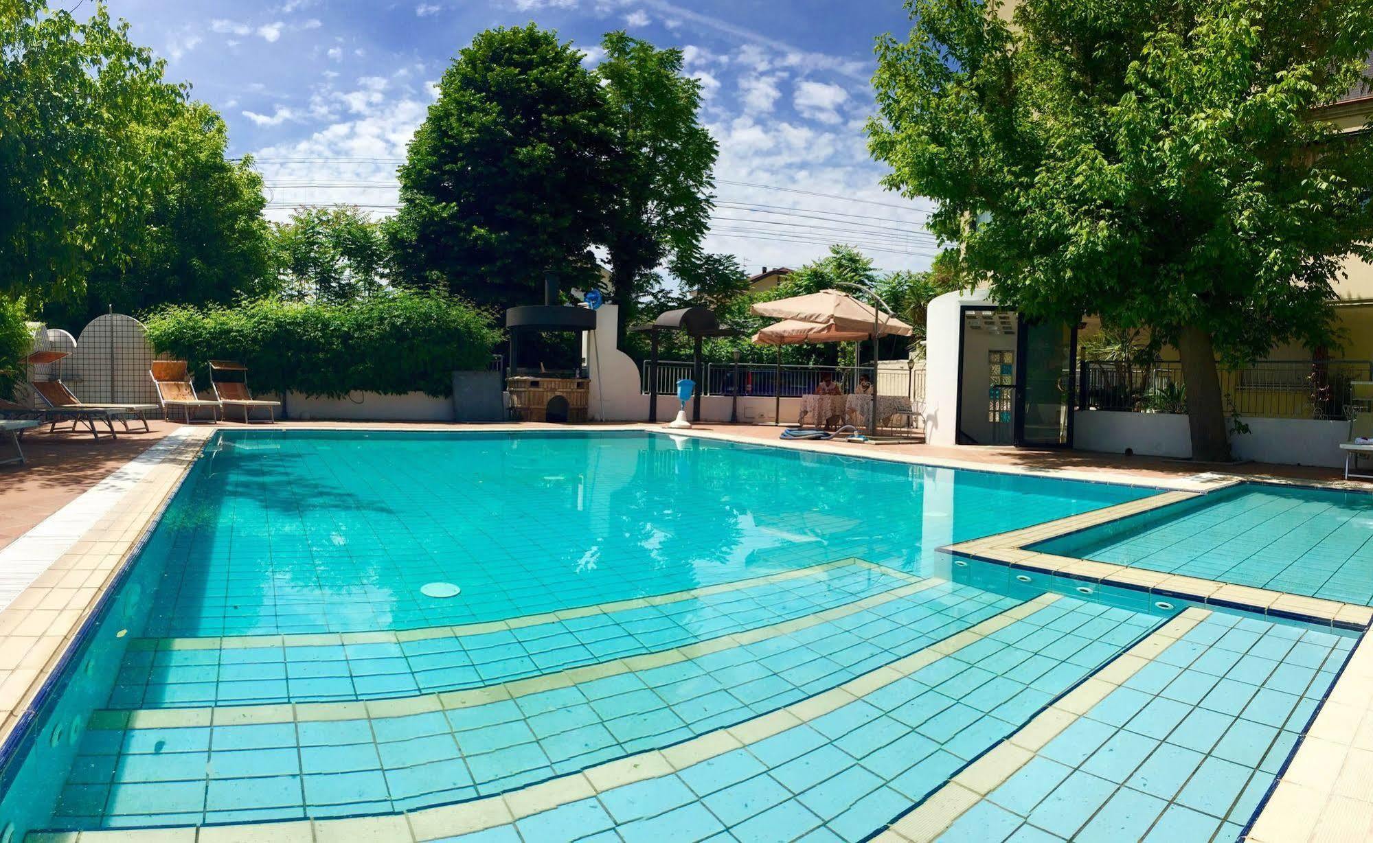 Hotel Mehari Riccione Exterior photo